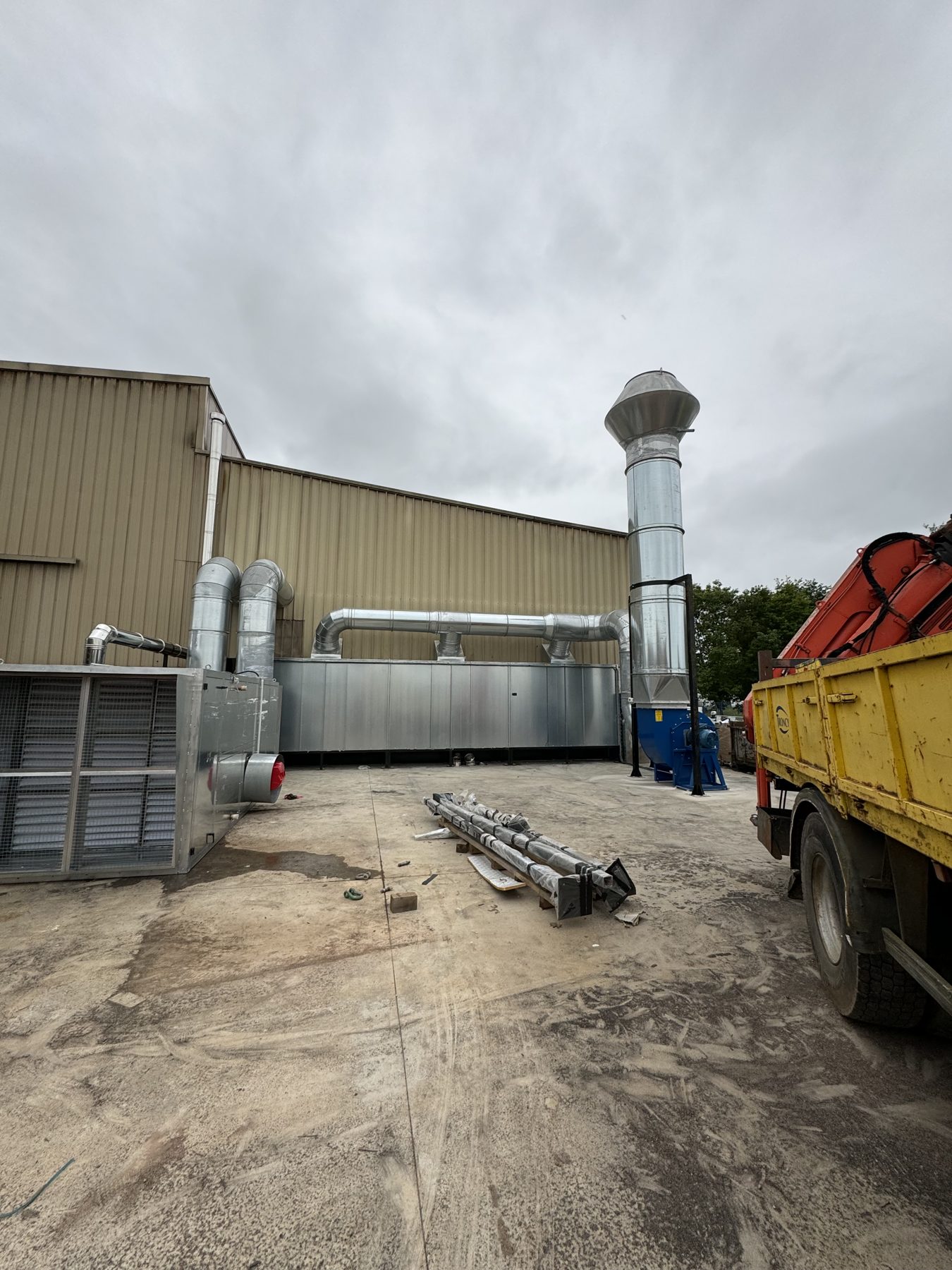 Painting booth for manufacturer of waste skips and large-scale sluice gates, project photo 3