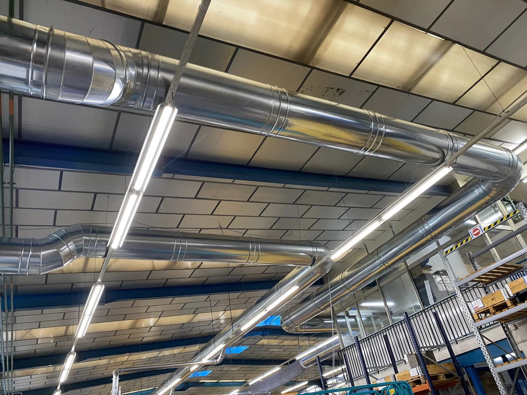 3 installations Oil mist system for machining Atex dust system for grinding Compensation by AHU, project photo 3