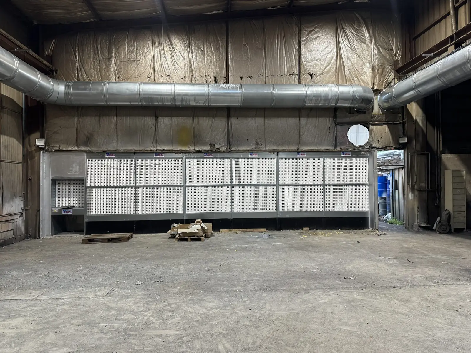 Painting booth for manufacturer of waste skips and large-scale sluice gates, project photo 4