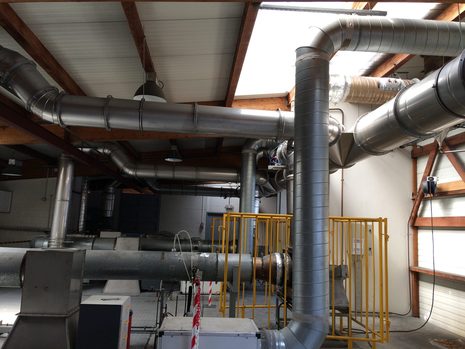 Fire smoke from fire test bench for wood, plaster and plasterboard rails, project photo 5
