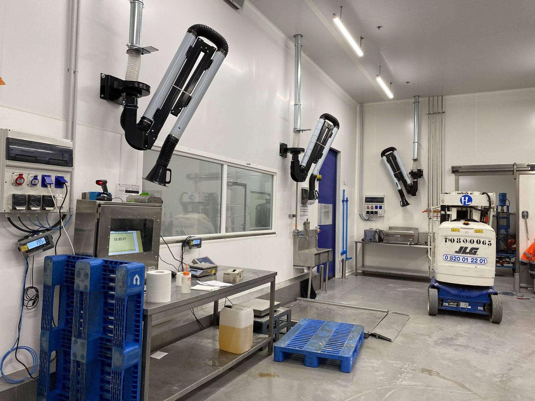 Centralised extraction with 4 lines for weighing, mixing and packaging food flavourings, project photo 6