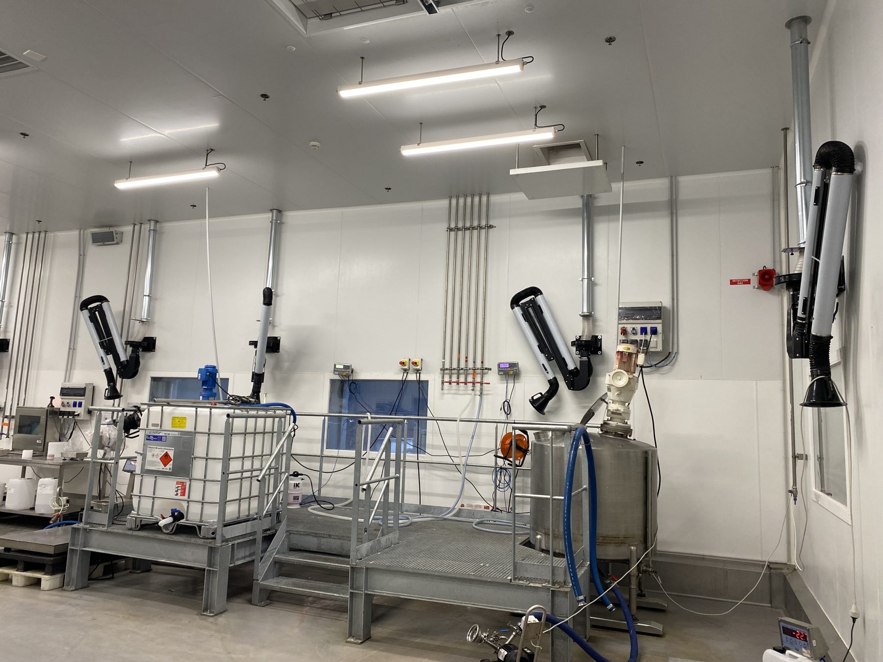 Centralised extraction with 4 lines for weighing, mixing and packaging food flavourings, project photo 7