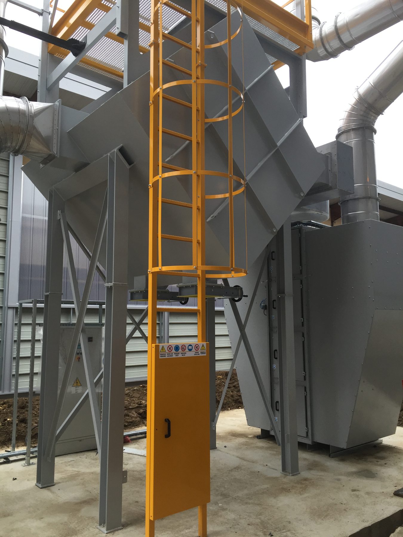 Fire smoke from fire test bench for wood, plaster and plasterboard rails, project photo 7
