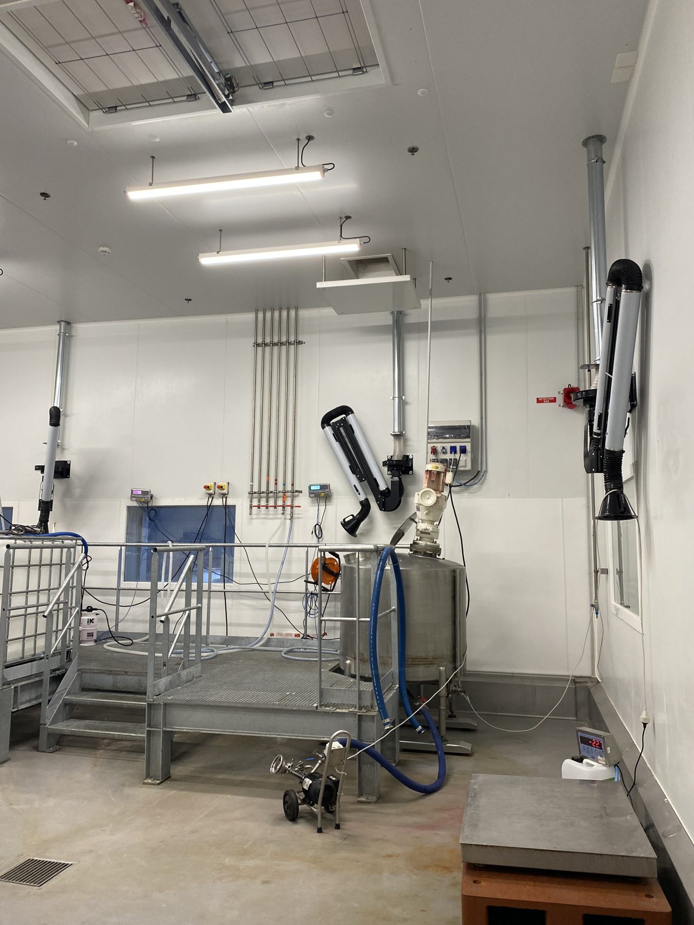 Centralised extraction with 4 lines for weighing, mixing and packaging food flavourings, project photo 8
