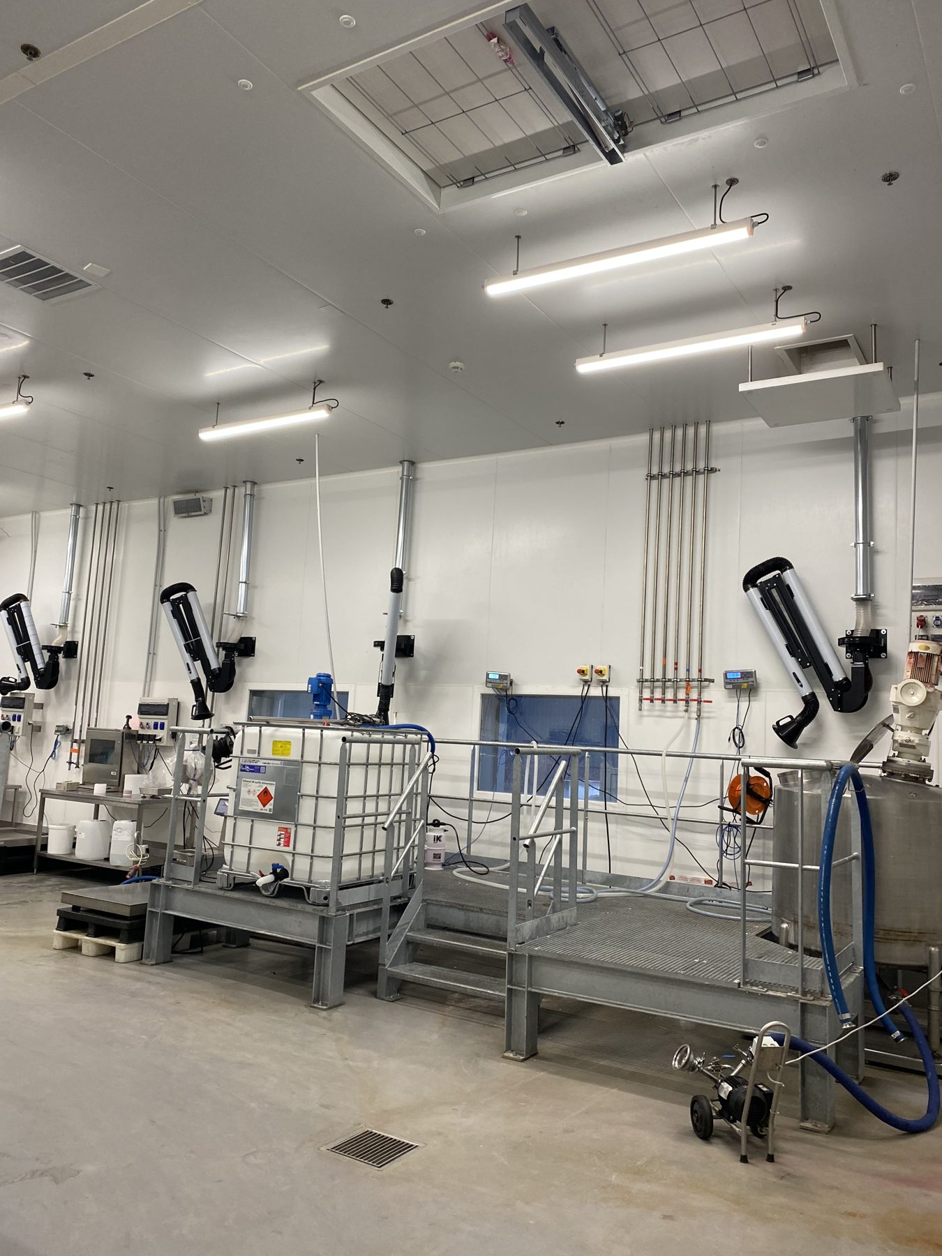Centralised extraction with 4 lines for weighing, mixing and packaging food flavourings, project photo 9