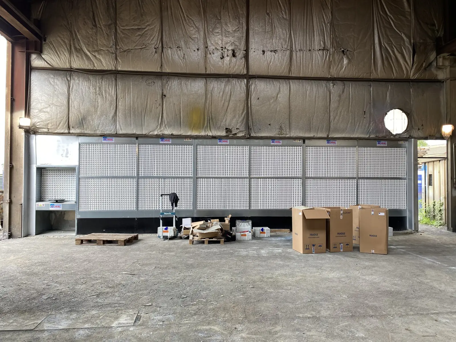 Painting booth for manufacturer of waste skips and large-scale sluice gates, project photo 10