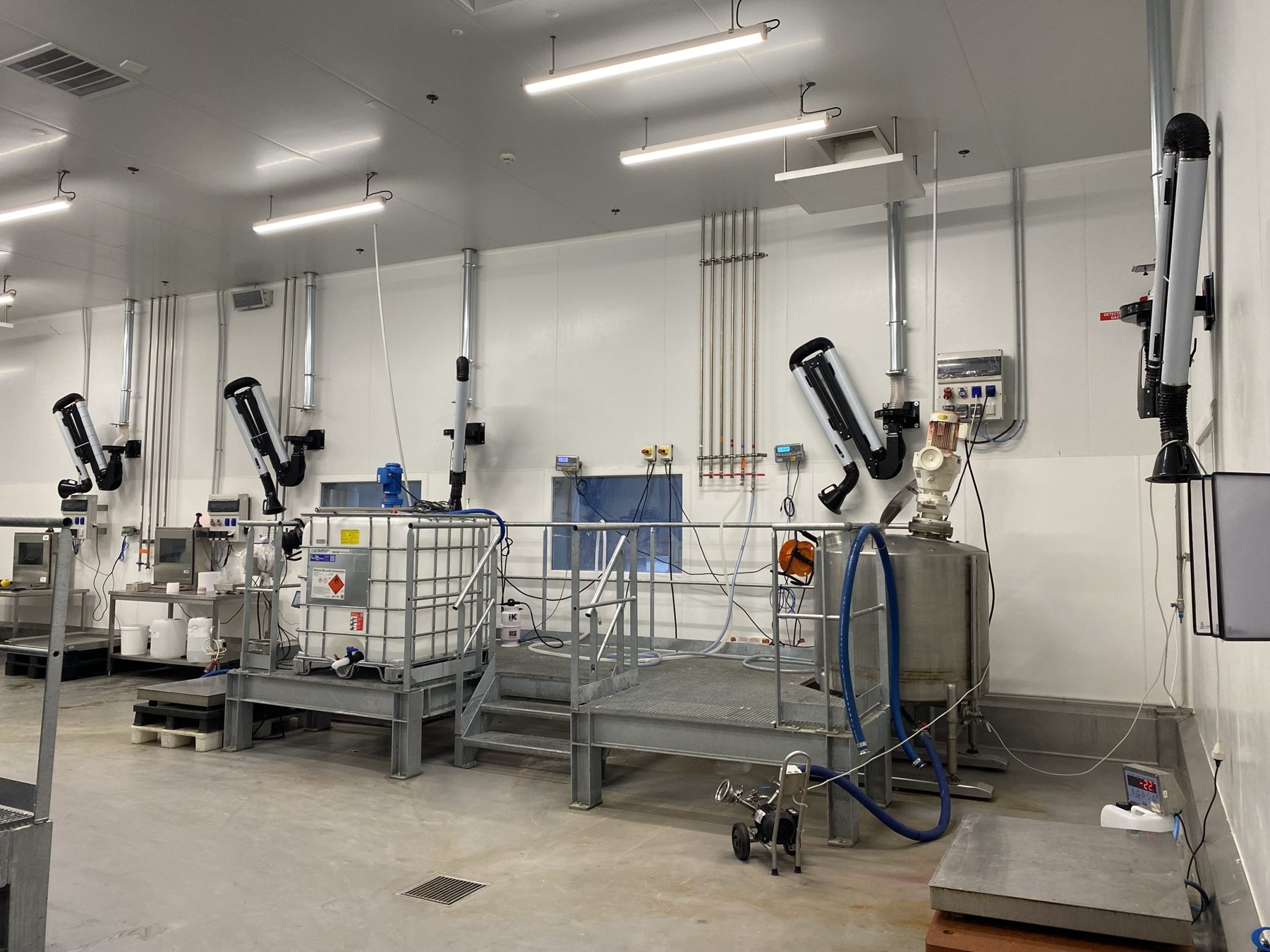 Centralised extraction with 4 lines for weighing, mixing and packaging food flavourings, project photo 10