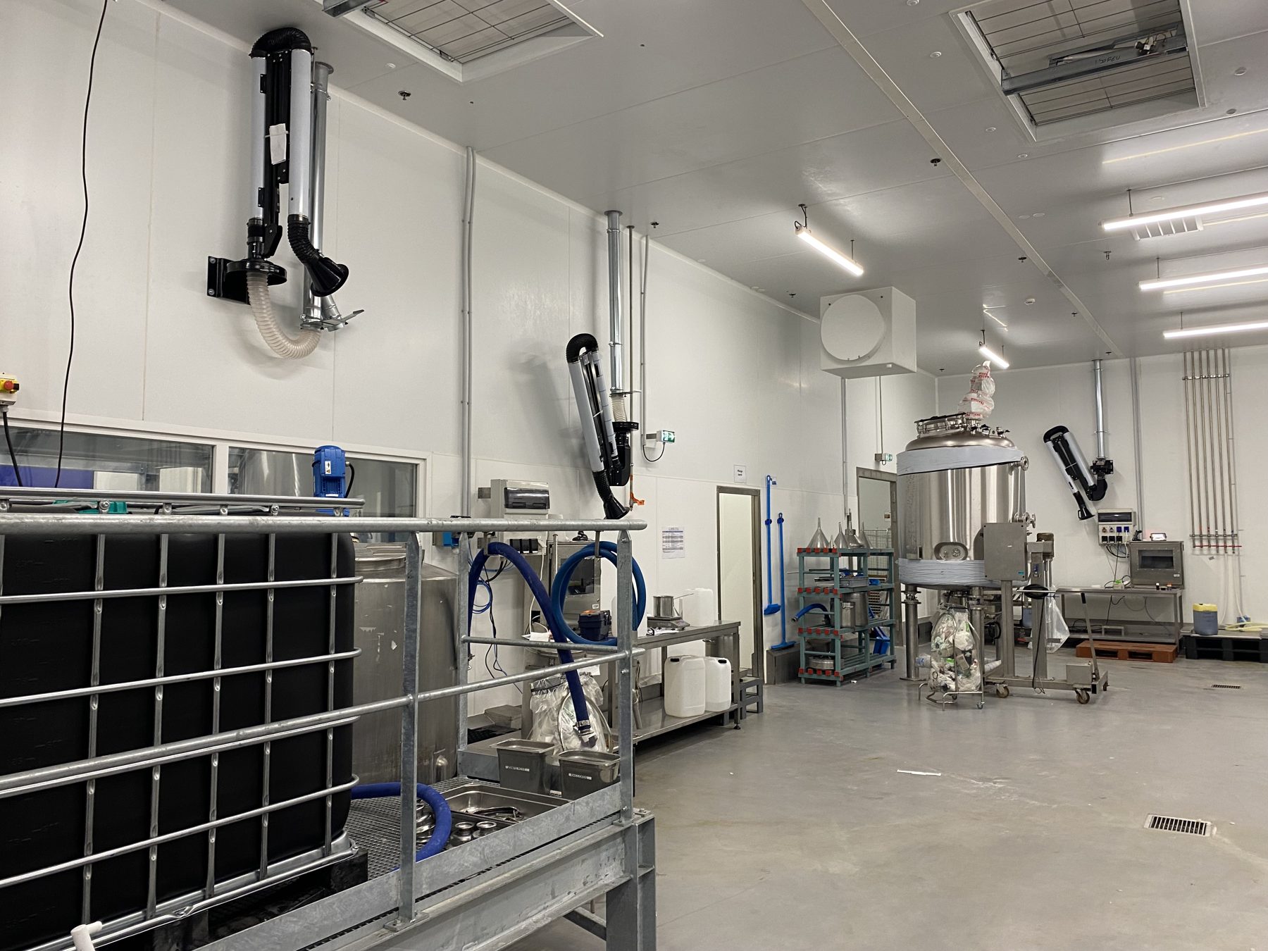 Centralised extraction with 4 lines for weighing, mixing and packaging food flavourings, project photo 11