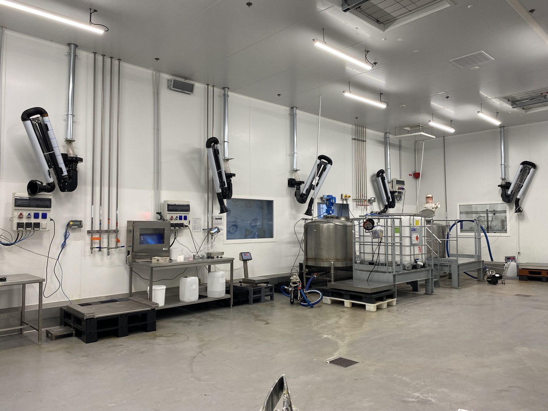 Centralised extraction with 4 lines for weighing, mixing and packaging food flavourings, project photo 12