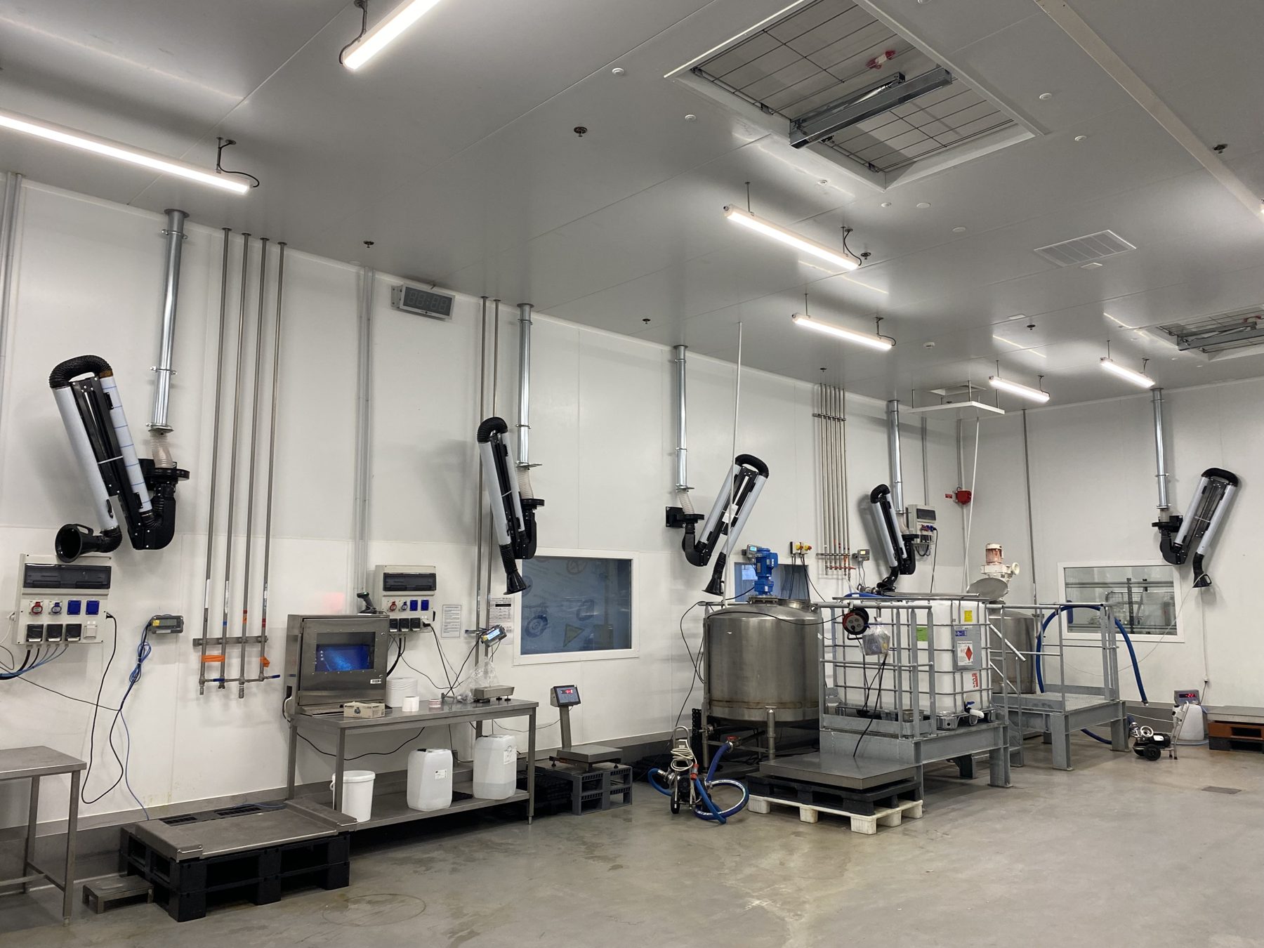 Centralised extraction with 4 lines for weighing, mixing and packaging food flavourings, project photo 13