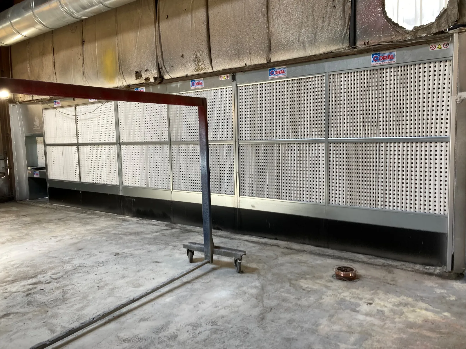 Painting booth for manufacturer of waste skips and large-scale sluice gates, project photo 1