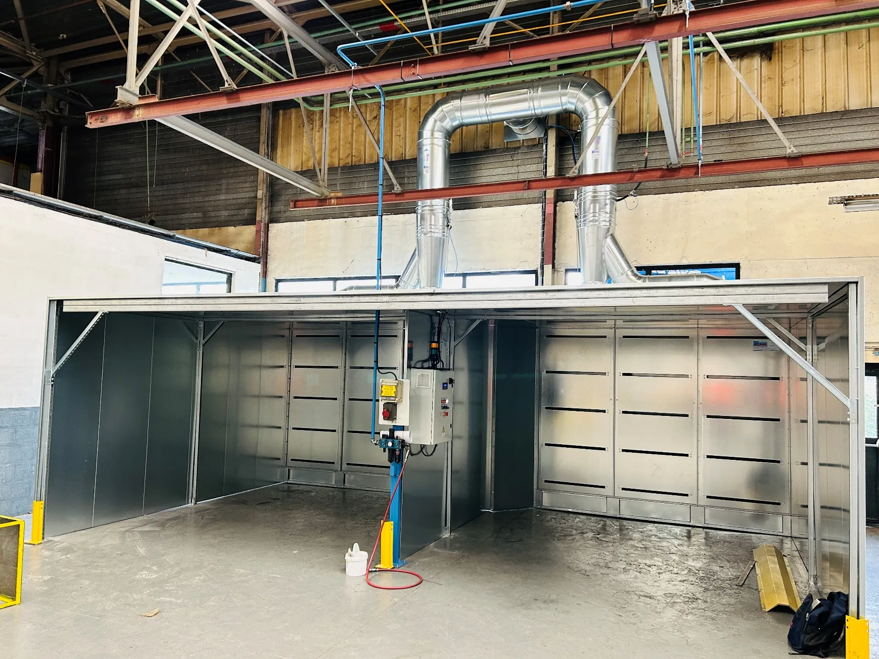 Extraction booth oxy-fuel cutting fumes for the automotive industry, project photo 1